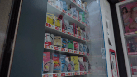 24小时不打烊的“隐私生意”:情趣用品售货机正在闷声发财.gif
